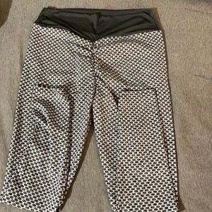 TikTok leggings size: medium one black and one grey butt lifting high waisted